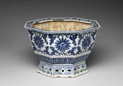 图片[2]-Planter with Indian lotus scrolls in underglaze blue, Qing dynasty (1644-1911)-China Archive